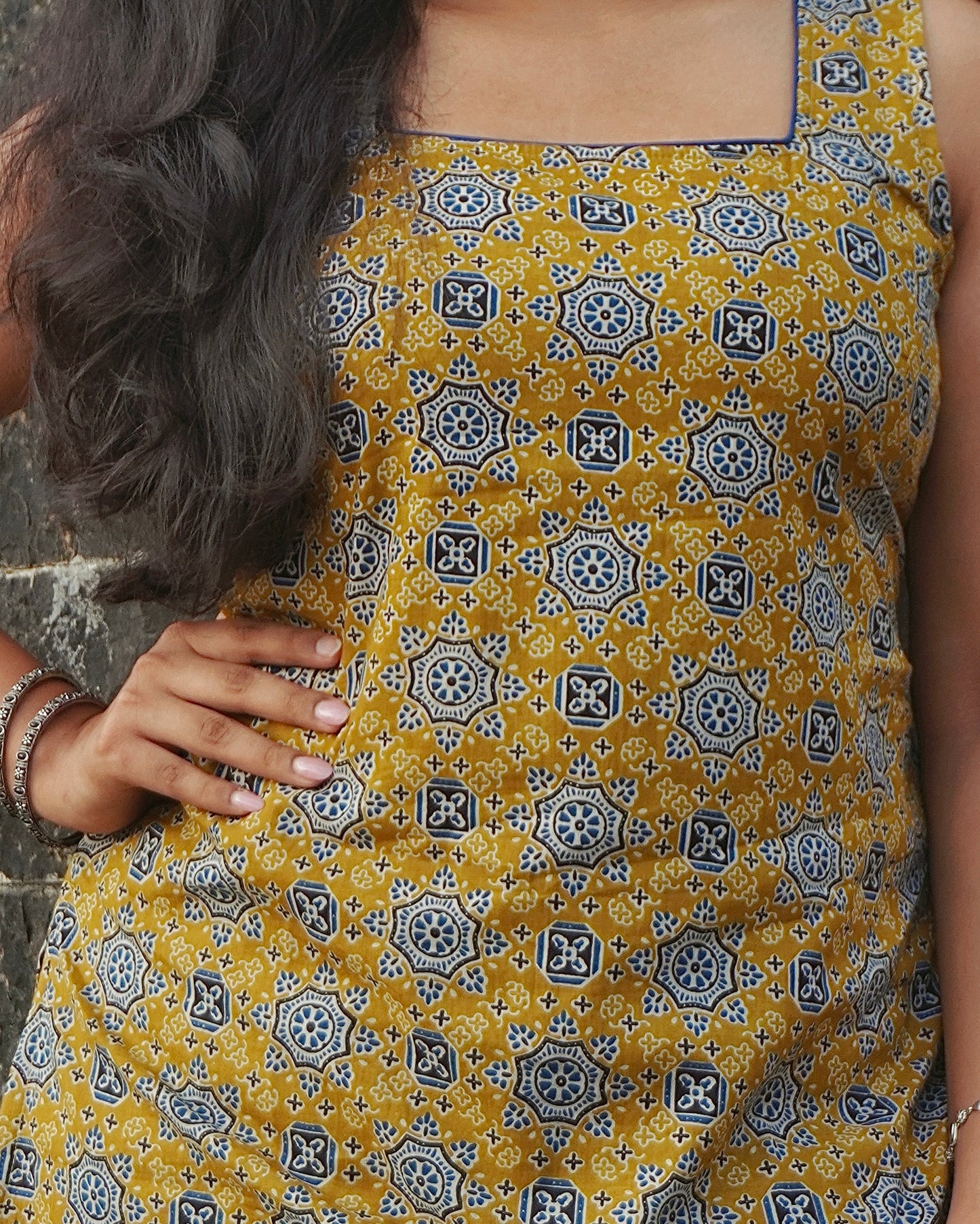 Juhi Sleeveles Top with Pull to Fit Doris