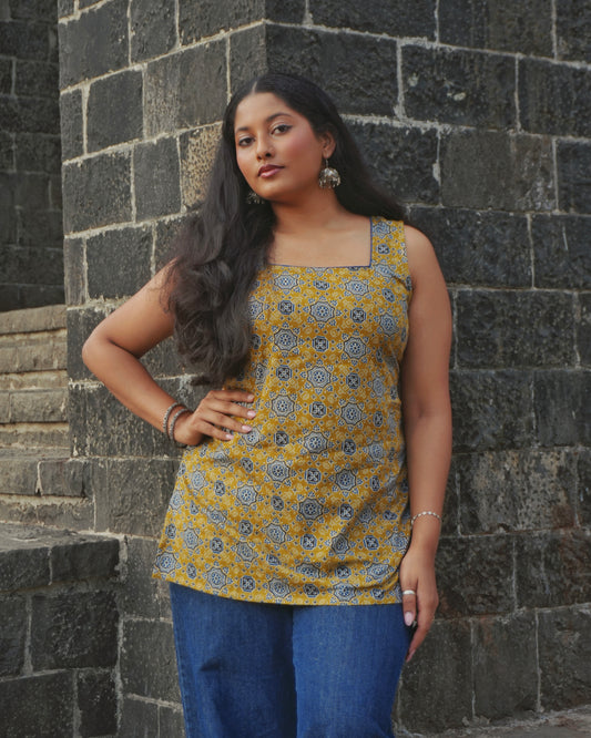 Juhi Sleeveles Top with Pull to Fit Doris