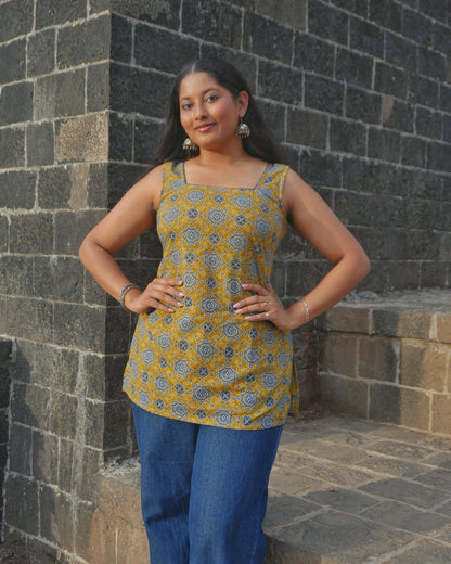 Juhi Sleeveles Top with Pull to Fit Doris