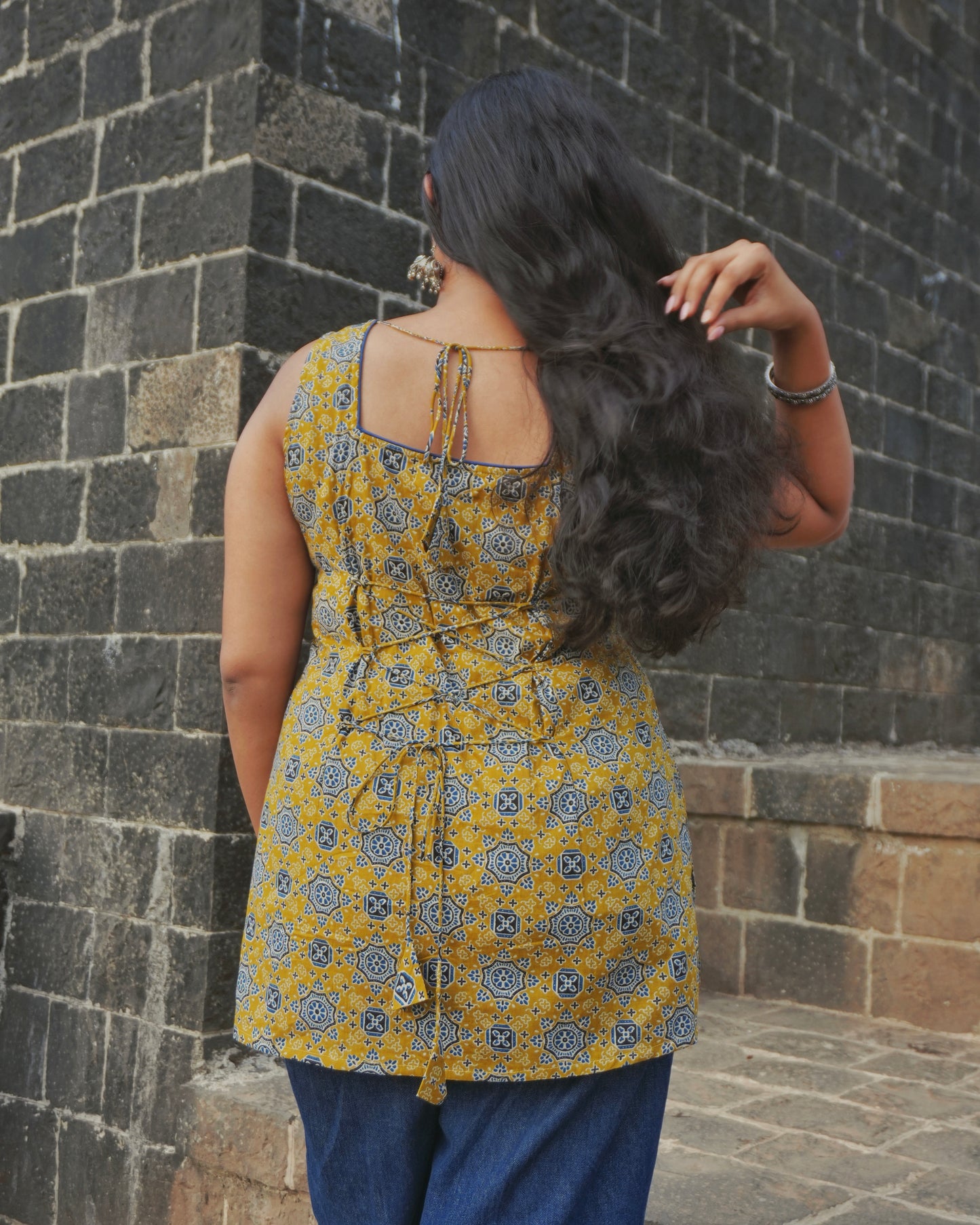 Juhi Sleeveles Top with Pull to Fit Doris