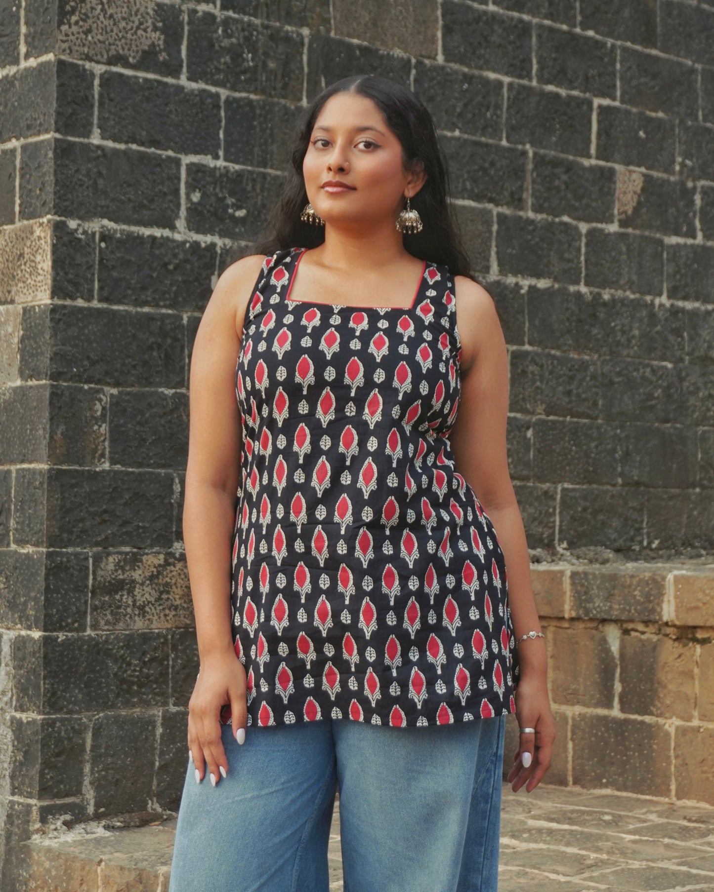 Zariya Sleeveles Top with Pull to Fit Doris