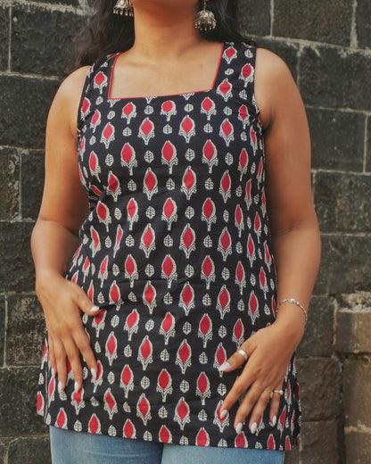 Zariya Sleeveles Top with Pull to Fit Doris