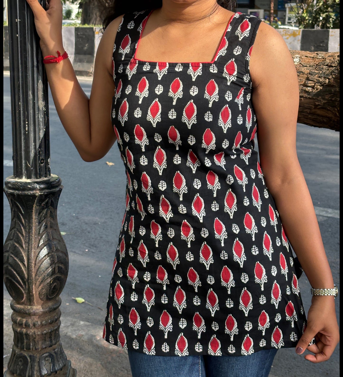 Zariya Sleeveles Top with Pull to Fit Doris