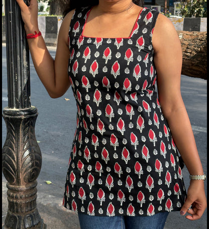 Zariya Sleeveles Top with Pull to Fit Doris