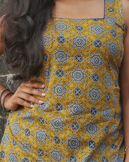 Juhi Sleeveles Top with Pull to Fit Doris