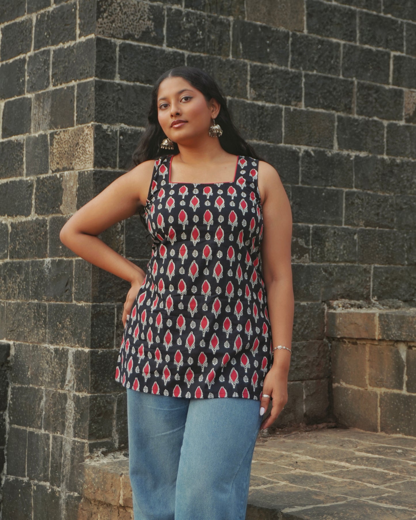 Zariya Sleeveles Top with Pull to Fit Doris